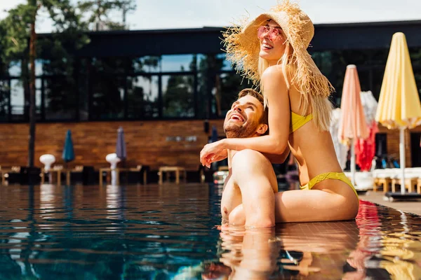 Sexy glückliches Paar umarmt in Schwimmbad an sonnigem Tag — Stockfoto