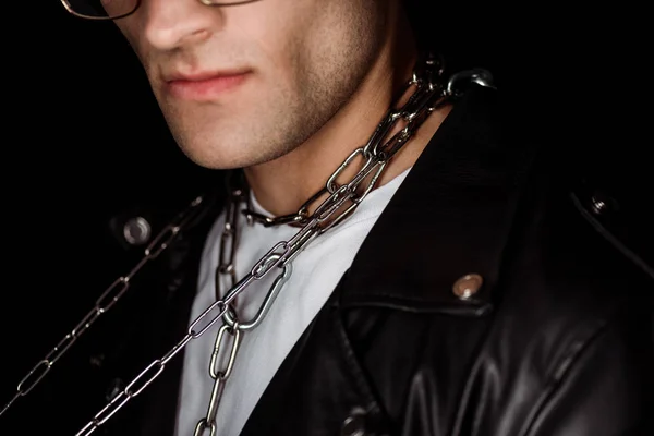 Vista ritagliata dell'uomo con catene metalliche sul collo isolato su nero — Foto stock