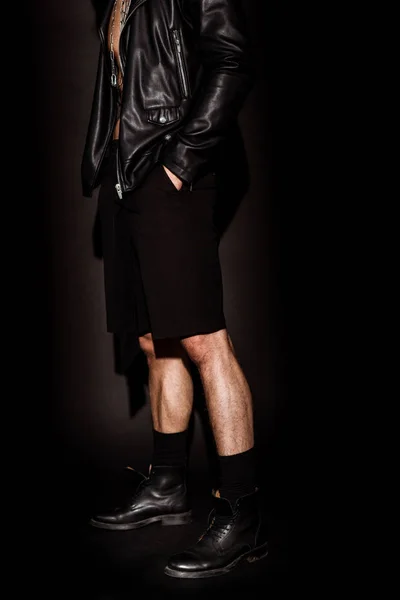 Обрізаний вид стильного чоловіка в куртці, що стоїть на чорному — стокове фото