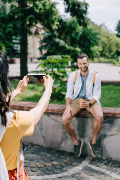 Cropped view of girl holding smartphone with blank screen near happy man — Stock Photo