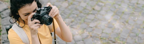 Tiro panorâmico de mulher tirando foto na câmera digital — Fotografia de Stock