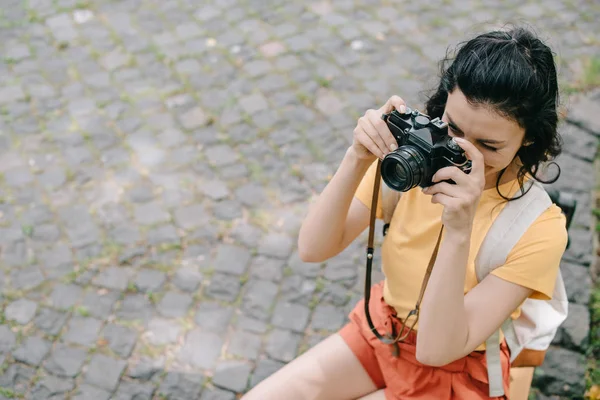 Vue aérienne de la femme prenant des photos sur un appareil photo numérique — Photo de stock