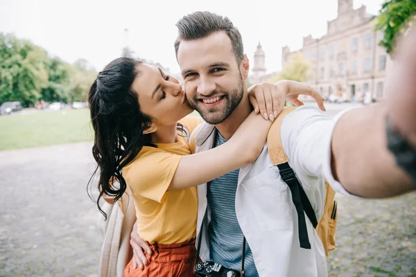 Selektiver Fokus der Frau küsst die Wange des glücklichen Mannes — Stockfoto