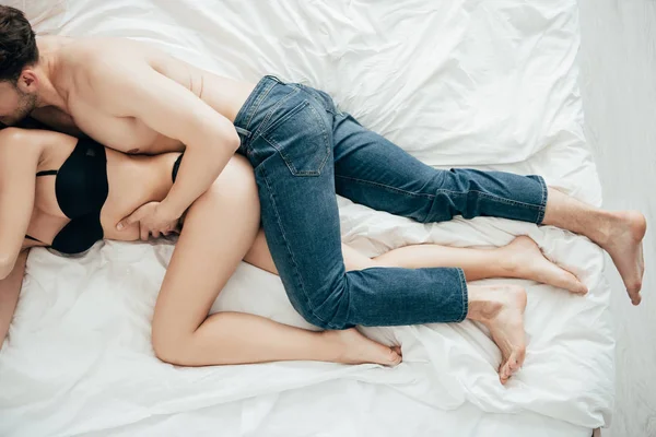 Cropped view of boyfriend hugging girlfriend in black underwear — Stock Photo