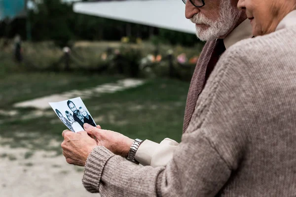 PRIPYAT, UKRAINE - 15 AOÛT 2019 : vue recadrée d'un couple retraité tenant une photo en noir et blanc — Photo de stock