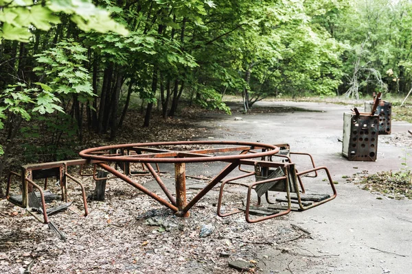 Enfoque selectivo del carrusel abandonado en el parque verde - foto de stock