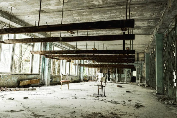 Salle de classe sale et abandonnée avec chaises à l'école — Photo de stock