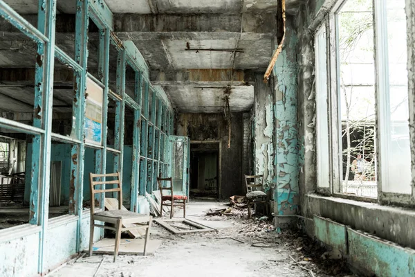 Chambre abandonnée avec chaises sales à l'école — Photo de stock