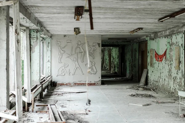 PRIPYAT, UCRANIA - 15 de agosto de 2019: aula abandonada y espeluznante con paredes sucias en la escuela - foto de stock