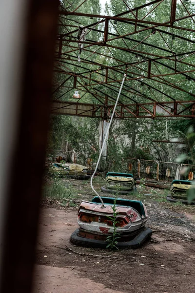 PRIPYAT, UCRANIA - 15 de agosto de 2019: enfoque selectivo de los coches de parachoques sucios en el parque de atracciones - foto de stock