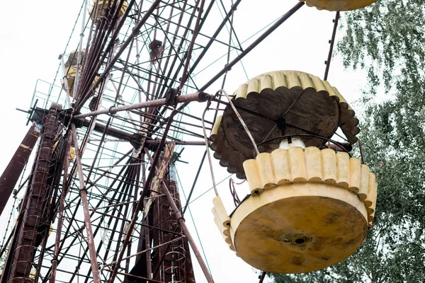 PRIPYAT, UKRAINE - 15 AOÛT 2019 : vue en angle bas de la roue ferris métallique dans le parc d'attractions contre le ciel — Photo de stock