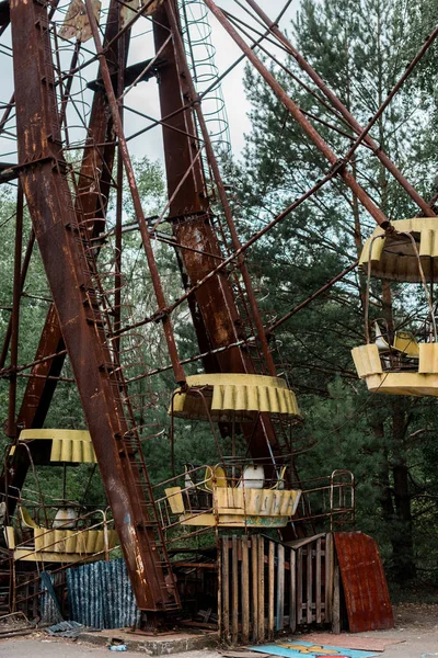 PRIPYAT, UKRAINE - AUGUST 15, 2019: metallic and rusty ferris wheel in amusement park in chernobyl — Stock Photo