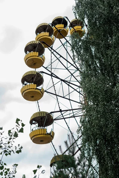 PRIPYAT, UKRAINE - 15 AOÛT 2019 : Roue jaune rouillée en parc d'attractions à Tchernobyl — Photo de stock