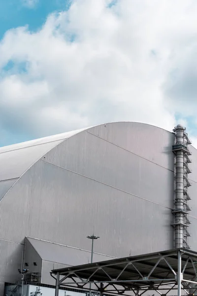 PRIPYAT, UCRANIA - 15 de agosto de 2019: reactor de Chernobil abandonado contra el cielo con nubes - foto de stock