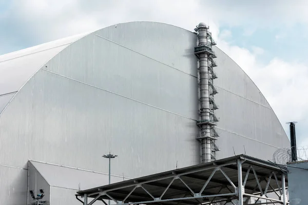 PRIPYAT, UCRANIA - 15 de agosto de 2019: reactor de Chernobil abandonado contra el cielo azul con nubes - foto de stock