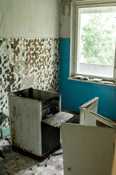 Damaged and rusty electric stove in dirty kitchen — Stock Photo