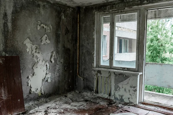 Sala danificada e suja com paredes escamosas em chernobyl — Fotografia de Stock