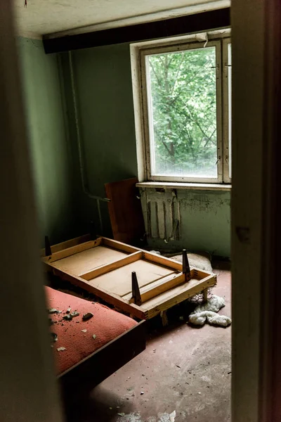 Foco seletivo de mesa de madeira no quarto sujo em chernobyl — Fotografia de Stock