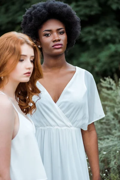 Foyer sélectif d'attrayant afro-américain fille debout près de rousse femme — Photo de stock