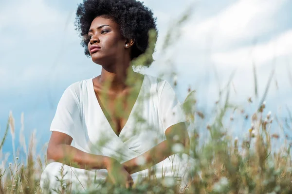 Вибірковий фокус привабливої афроамериканської жінки в білій сукні — стокове фото