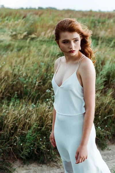 Jeune et jolie rousse femme en robe blanche à l'extérieur — Photo de stock