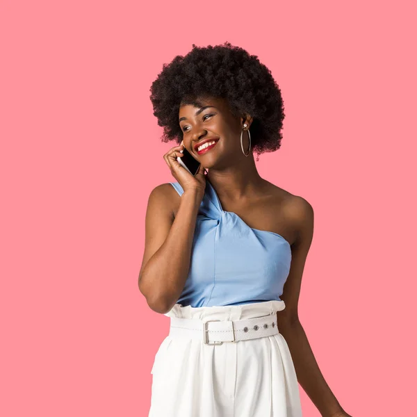 Menina americana africana feliz falando no smartphone isolado em rosa — Fotografia de Stock