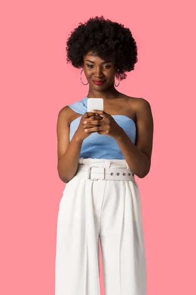 Menina americana africana feliz usando smartphone isolado em rosa — Fotografia de Stock