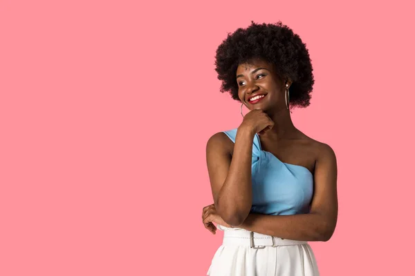 Feliz africano americano mujer sonriendo aislado en rosa - foto de stock