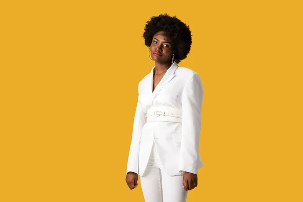 Jolie afro-américaine fille debout isolé sur orange — Photo de stock