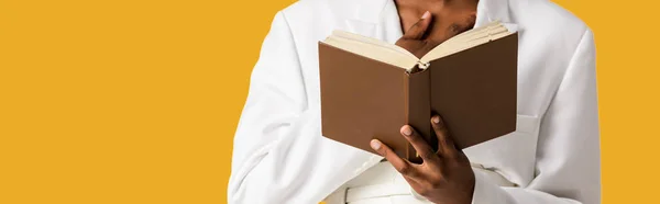 Панорамный снимок африканской женщины с книгой, изолированной на оранжевом — Stock Photo
