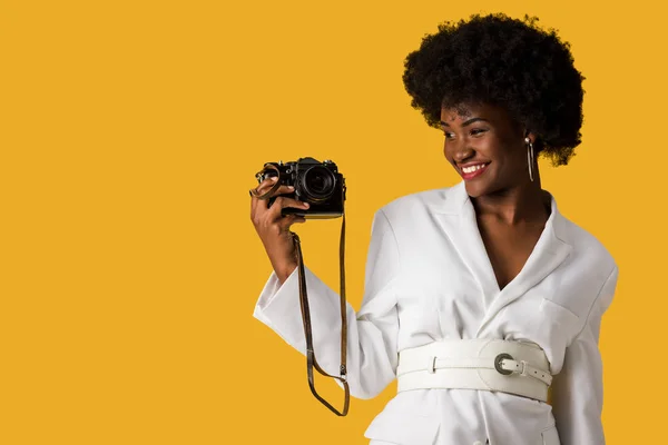 Menina americana africana feliz tirar foto na câmera digital isolado em laranja — Fotografia de Stock