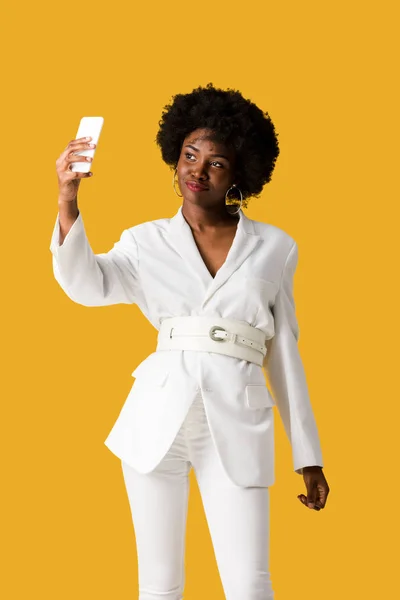 Attrayant afro-américain femme prendre selfie isolé sur orange — Photo de stock