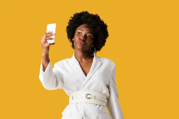 Attrayant afro-américain femme avec visage de canard prenant selfie isolé sur orange — Photo de stock