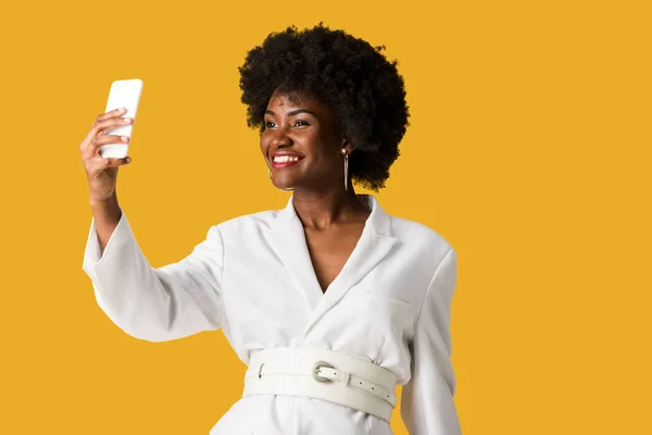 Sorridente afro-americano mulher tomando selfie isolado em laranja — Fotografia de Stock