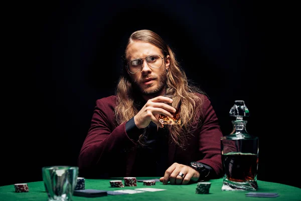 Selektiver Fokus des Menschen in Brillengläsern in der Nähe von Spielkarten isoliert auf schwarz — Stockfoto