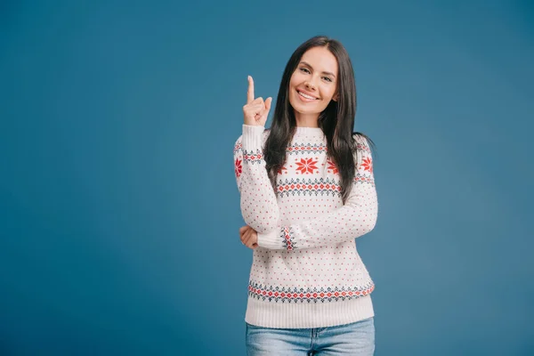 Femme gaie en pull d'hiver pointant quelque chose isolé sur bleu — Photo de stock