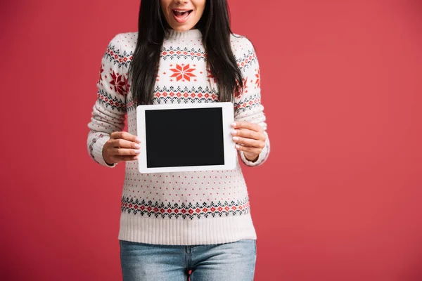 Vista cortada de mulher surpreendida mostrando tablet digital com tela em branco isolado em vermelho — Fotografia de Stock