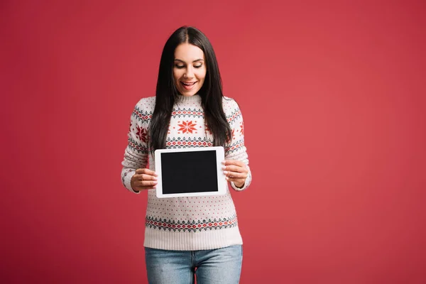 Attraente donna sorridente mostrando tablet digitale con schermo bianco isolato sul rosso — Foto stock