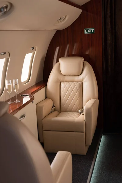 Interior vazio no avião com champanhe para viagem — Fotografia de Stock
