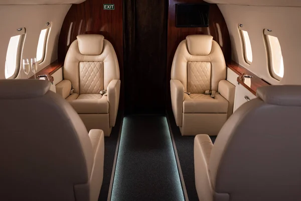 Interior en avión con champán para el viaje - foto de stock