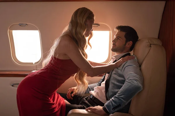 Mulher apaixonada e homem sentado no avião — Fotografia de Stock
