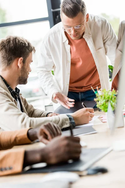 Focalizzazione selettiva degli imprenditori multiculturali che lavorano insieme in ufficio — Foto stock