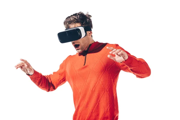 Schockierter Mann im roten Pullover mit Virtual-Reality-Headset, isoliert auf weißem Hintergrund — Stockfoto