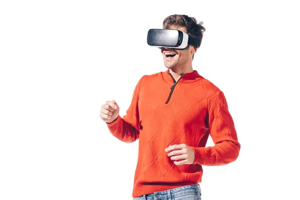 Hombre sonriente usando auriculares de realidad virtual, aislados en blanco - foto de stock