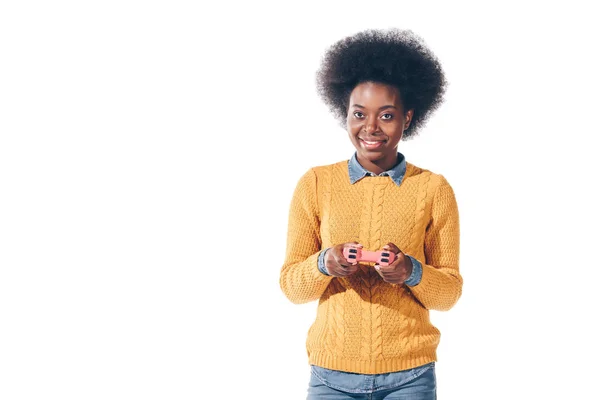 Sorridente ragazza afro-americana giocare al videogioco con joystick, isolato su bianco — Foto stock