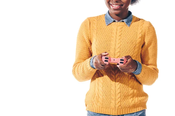 Vista recortada de chica afroamericana jugando videojuego con joystick, aislado en blanco - foto de stock
