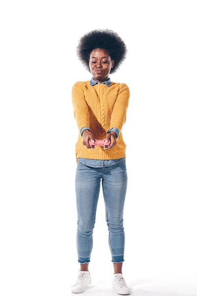 Bella ragazza afro-americana in possesso di joystick rosa, isolato su bianco — Foto stock