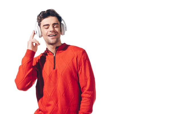 Homme souriant écoutant de la musique avec écouteurs, isolé sur blanc — Photo de stock
