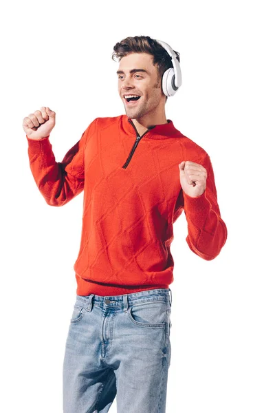 Веселый человек танцует во время прослушивания музыки с наушниками, изолированные на белом — стоковое фото