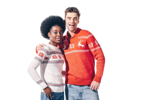 Casal multiétnico posando em suéteres, isolado em branco — Fotografia de Stock